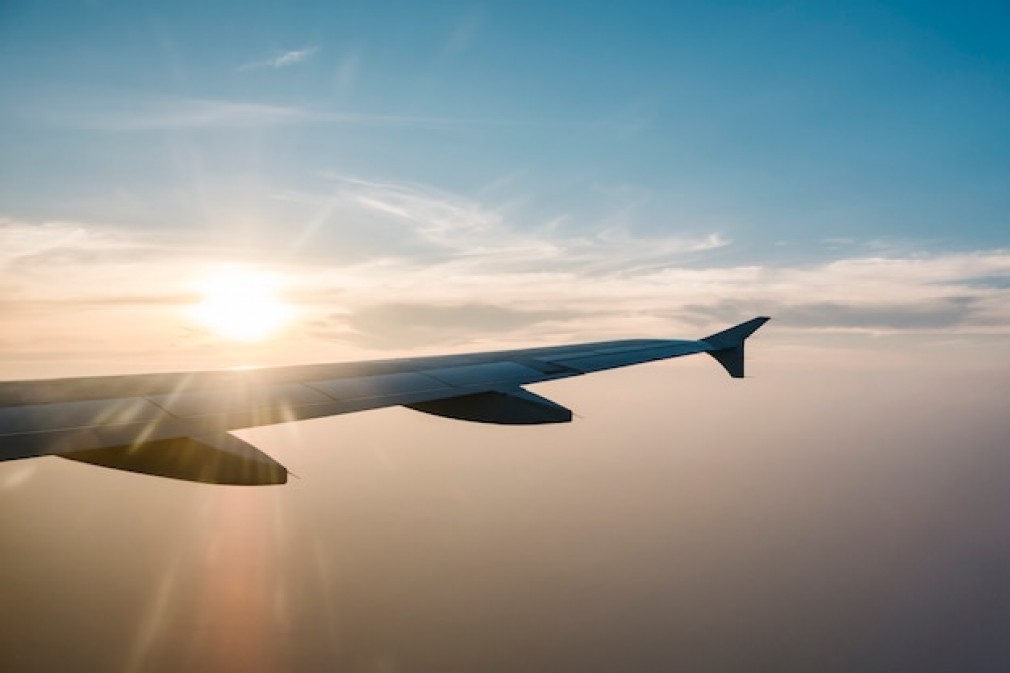 aile-avion-coucher-soleil-ciel-bleu