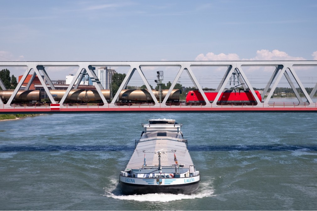 Barge et pont ferroviaire Strasbourg