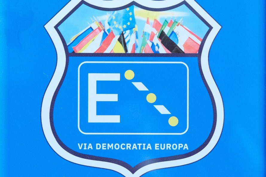 plaque via Democratia.