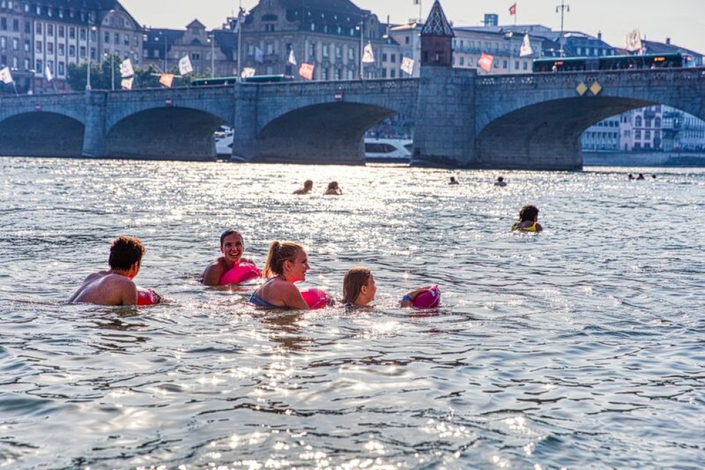 rheinschwimmen-in-basel-swimming-in-the-rhine-in-basel